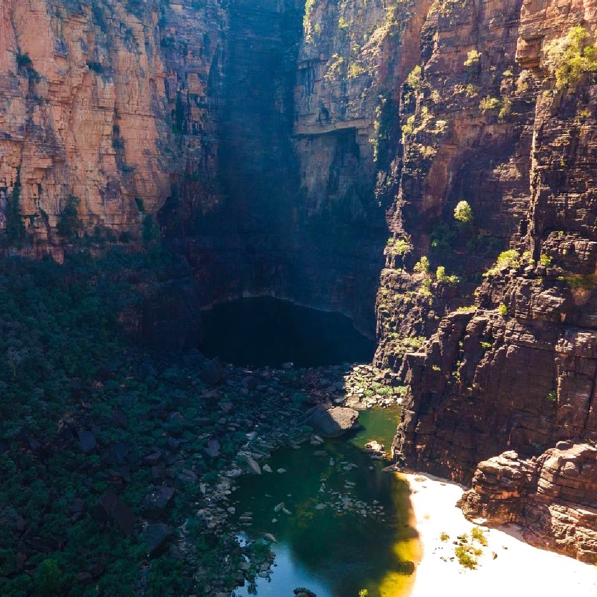 What gets you excited for the weekend? For us, it's getting outdoors and exploring the stunning and ancient landscape of Kakadu National Park. There is so much to see and experience within Kakadu’s 20,000 square kilometres. 📸 Images of Jim Jim Falls by @theaussiedreamers