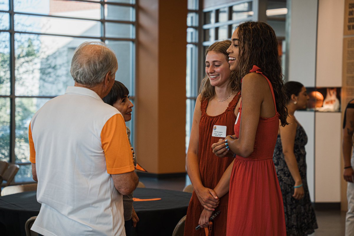 UTEPVB's tweet photo. Thanks for everything you do for our program, we had a great time tonight 🤙 https://t.co/5YdaKIcPw3