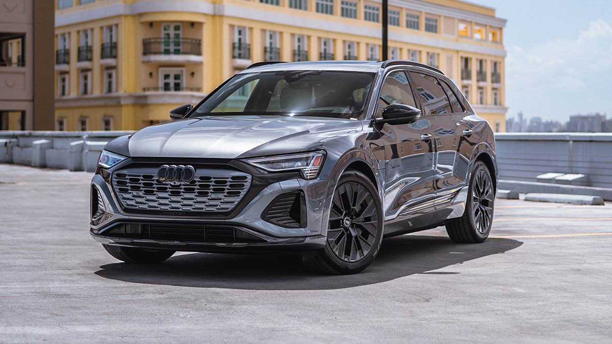 techvidplay's tweet photo. El concesionario @AudiSanJuan anunció la llegada del #AudiQ8etron, un modelo 100% eléctrico que presenta la experiencia de movilidad eléctrica más sofisticada y fluida dentro de la cartera de Audi. Para más detalles visita el enlace: https://t.co/mEOsL2oY4k 🚙 #EV https://t.co/xDPoU1STwN