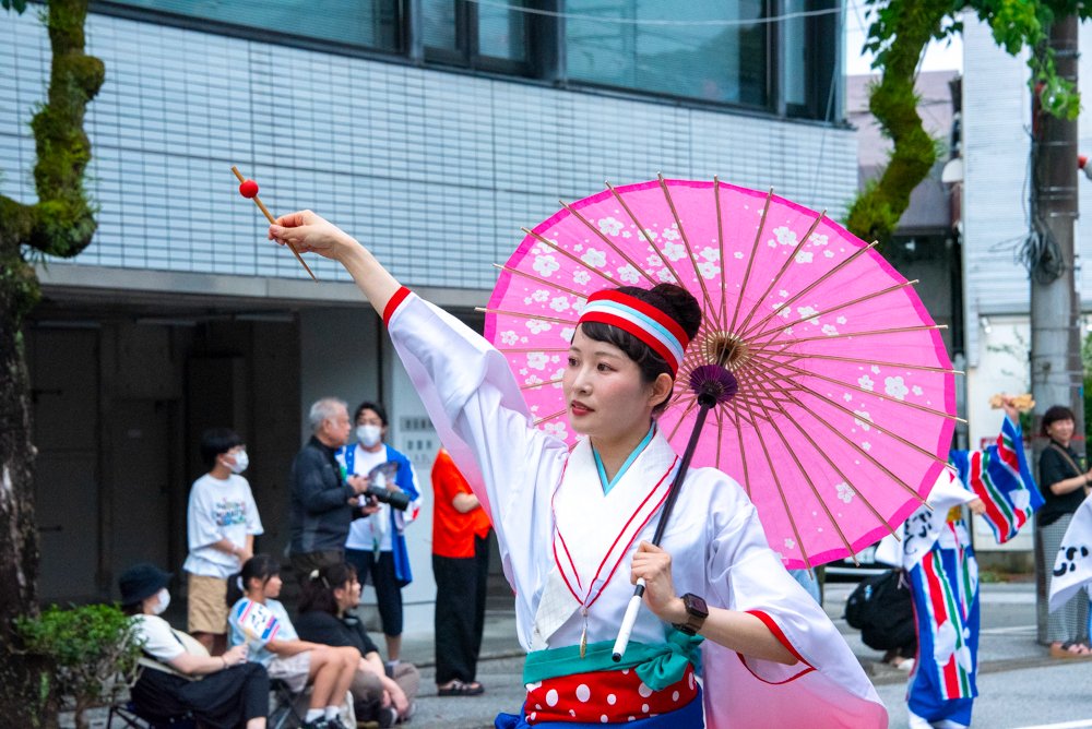 Tomo_Issy's tweet photo. 第70回高知よさこい祭り
高知銀行さん②
本番１日目@梅ノ辻競演場

#高知よさこい
#よさこい祭り2023 
#高知銀行
#梅ノ辻 https://t.co/8cHdnyn79W