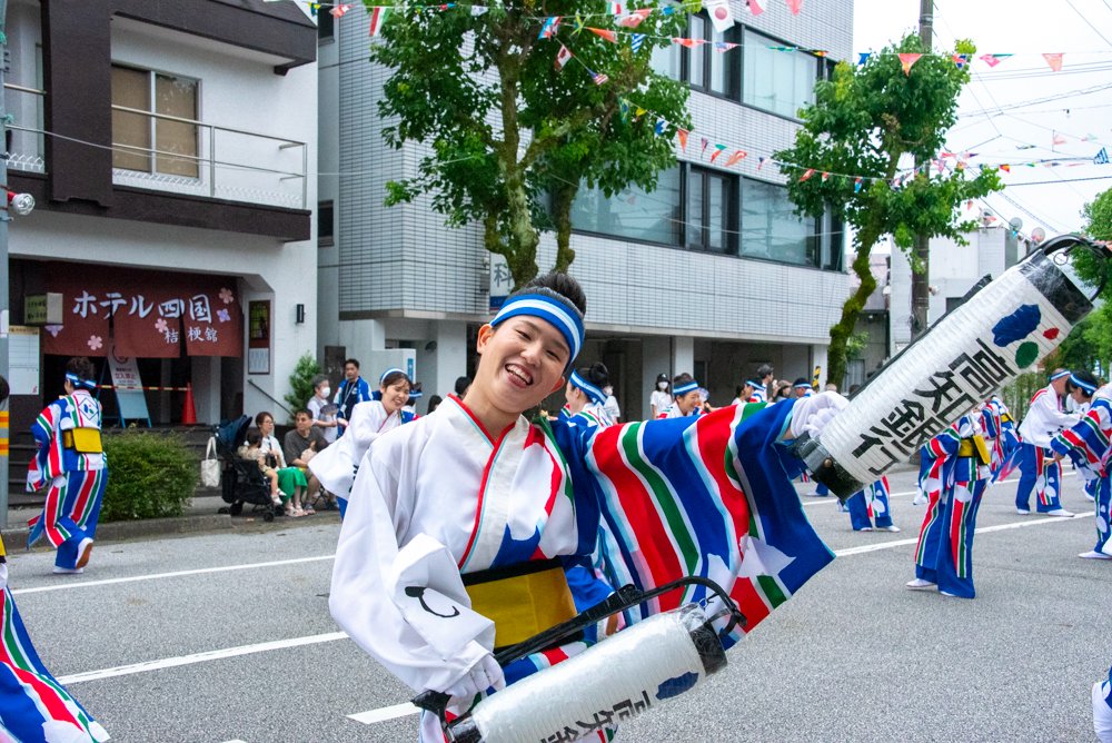 Tomo_Issy's tweet photo. 第70回高知よさこい祭り
高知銀行さん②
本番１日目@梅ノ辻競演場

#高知よさこい
#よさこい祭り2023 
#高知銀行
#梅ノ辻 https://t.co/8cHdnyn79W