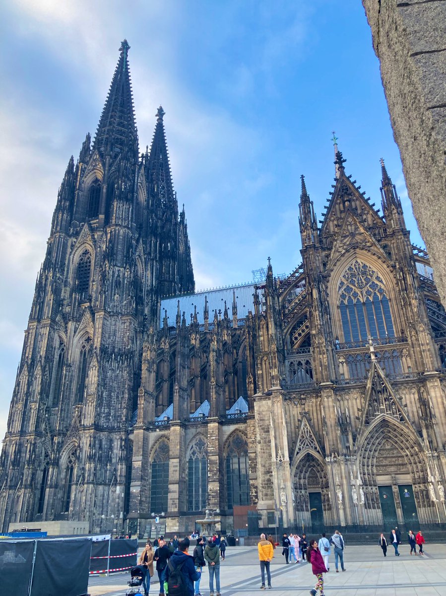 pvcerri's tweet photo. Cologne Cathedral: Hohe Domkirche Sankt Petrus

This gothic church is colossal (see people in relation to building) 157 m. 
The tallest twin-spired church in the world.

#onepictureaday #travel #umafotoaodia #viagem https://t.co/MO98tZ30Dy