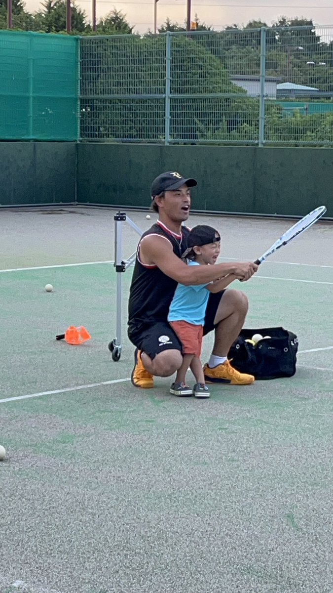 yomemaou's tweet photo. ちび魔王さんと姫魔王さん、赤魔王さん指導のもと特別レッスンしました🏋️🎾
きゃわわ〜〜〜🫰 https://t.co/S4xKbIAJeF