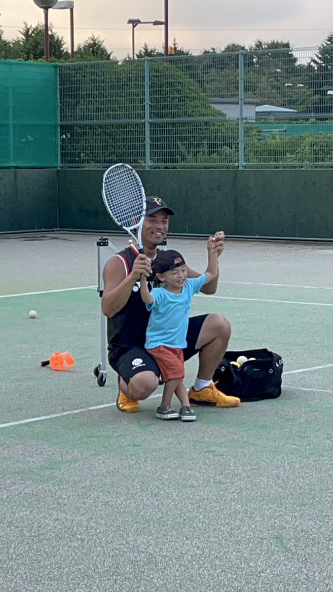 yomemaou's tweet photo. ちび魔王さんと姫魔王さん、赤魔王さん指導のもと特別レッスンしました🏋️🎾
きゃわわ〜〜〜🫰 https://t.co/S4xKbIAJeF