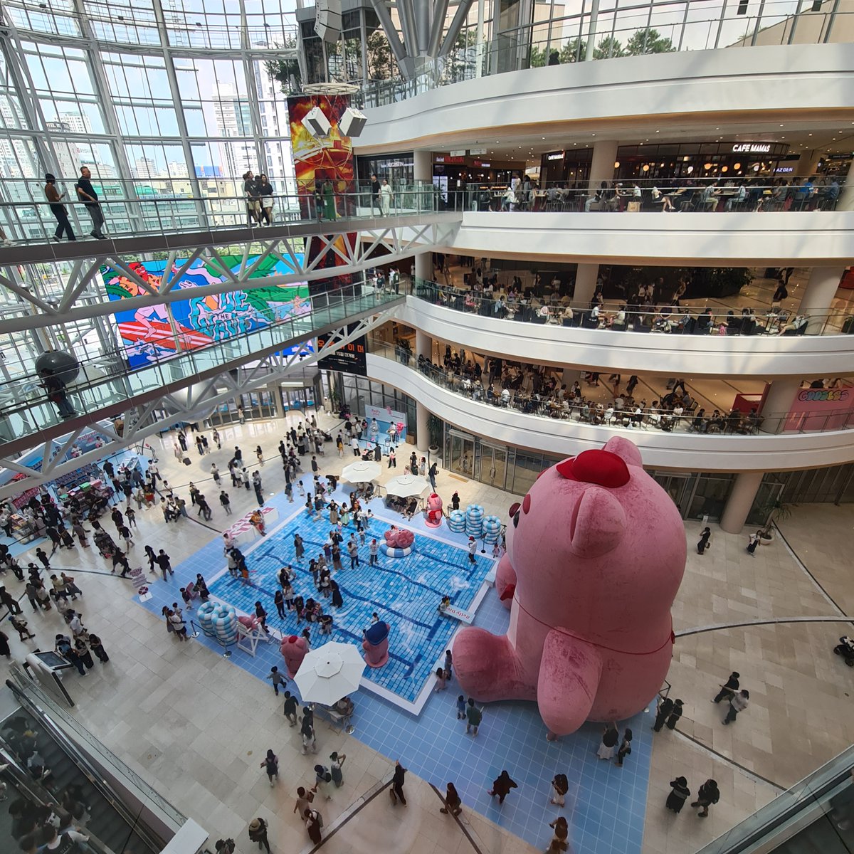 Isabwell's tweet photo. The latest #IsaInAsia vlog is online. I explored a steelworking neighbourhood, a mall and a traditional Korean market.
➡️ https://t.co/Mp5EcN9k8V https://t.co/P1gDaXvwkm
