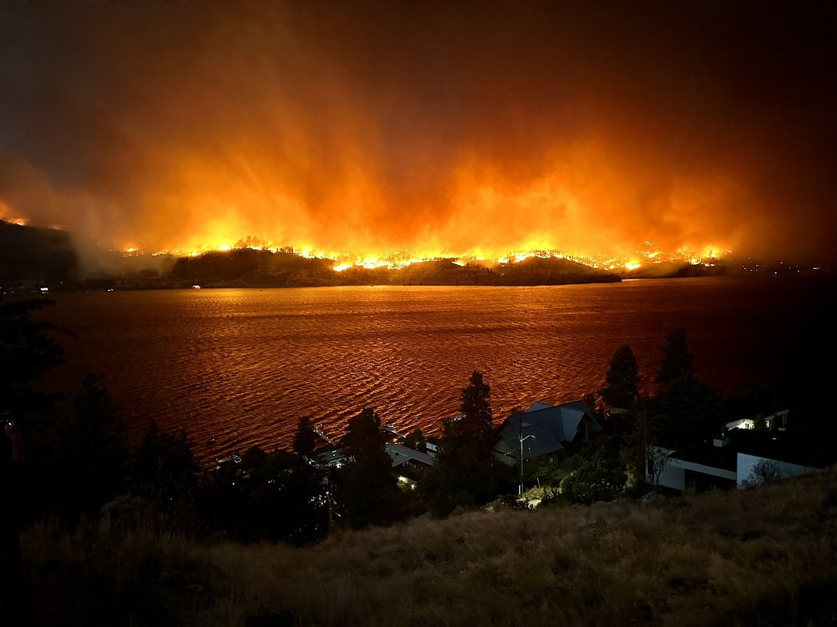 DCKristensen's tweet photo. McDougal Creek fire this evening 
🙏💔 #WestKelowna @CastanetNews #kelowna @GlobalOkanagan #BCWildfire https://t.co/hM46JOImud