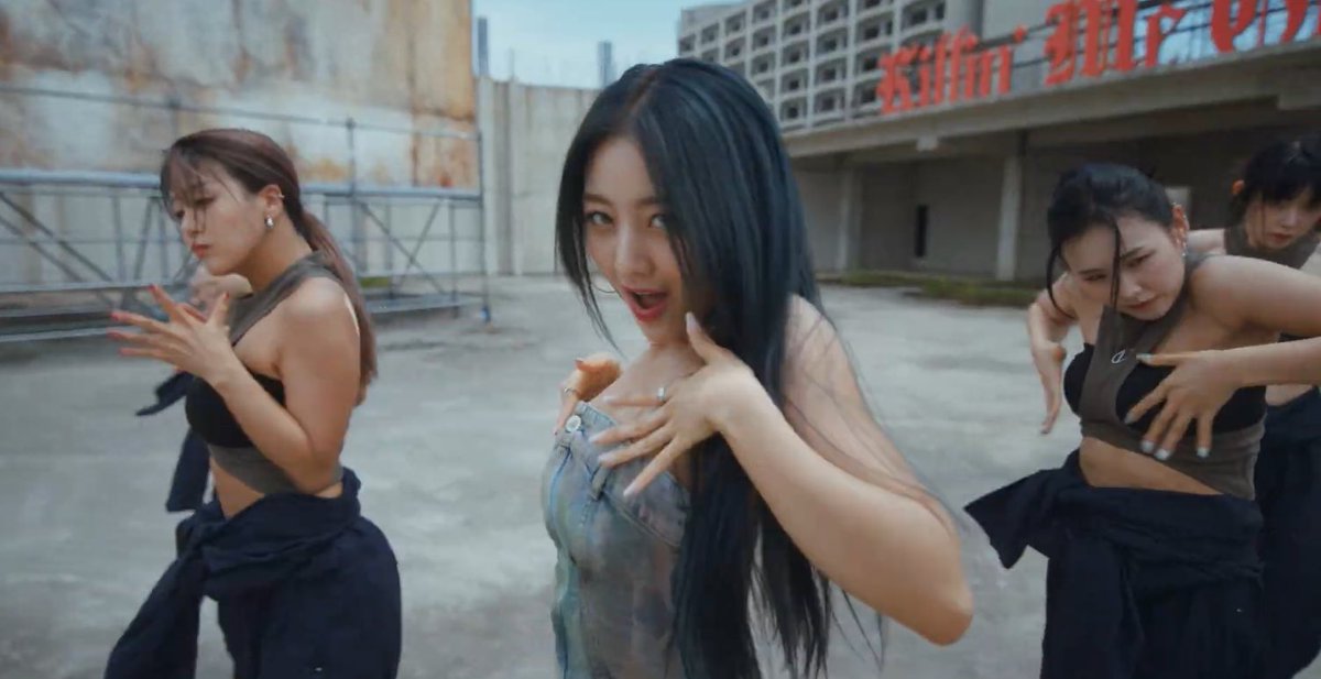 PARK JIHYO IS SO INSANE