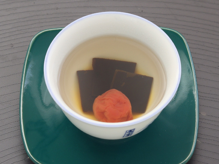 tuscanblue2015's tweet photo. のどが痛い時には梅昆布茶がおすすめ。友人も「コロナで喉が激痛でも梅こぶ茶だけは飲めた」と言ってた。梅昆布茶は神。とろみがあってまろやかだから喉にやさしい。

「梅干し＋昆布＋水」を火にかけるだけでできるので常備してる。ほどよい塩分とクエン酸もとれるから朝飲むと頭がスッキリ。 https://t.co/X454owEf0G