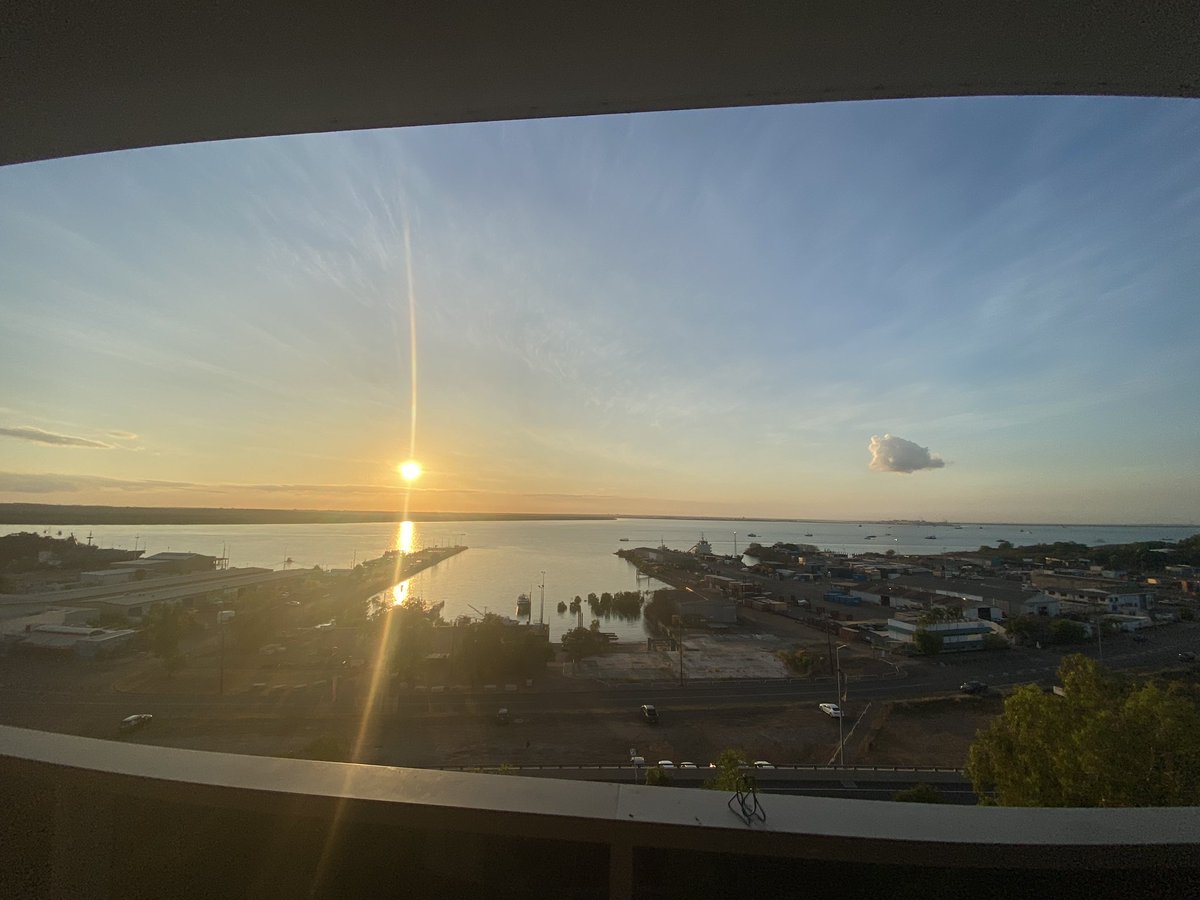 Junflair's tweet photo. オーストラリア最北の街ダーウィンの夕日はとても綺麗🌅

1月シドニー
2・3月アデレードに続いて現在は1ヶ月ほ��オーストラリアのダーウィンという都市に居ます。

フレアバーテンダーとして海外からオファーを頂いて、好きなことを信じて続けて良かったと心から毎日感じてます。 https://t.co/ncKVq5MaIL