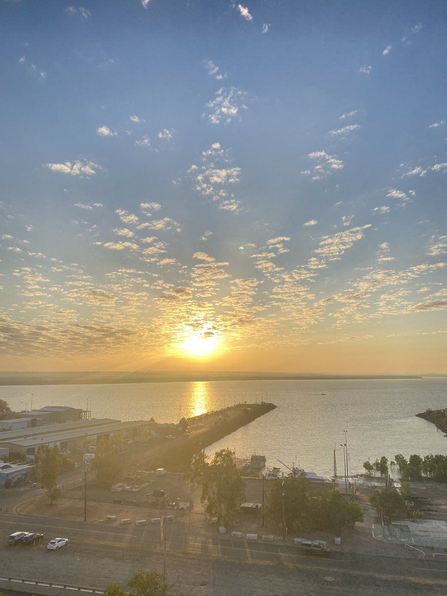 Junflair's tweet photo. オーストラリア最北の街ダーウィンの夕日はとても綺麗🌅

1月シドニー
2・3月アデレードに続いて現在は1ヶ月ほ��オーストラリアのダーウィンという都市に居ます。

フレアバーテンダーとして海外からオファーを頂いて、好きなことを信じて続けて良かったと心から毎日感じてます。 https://t.co/ncKVq5MaIL