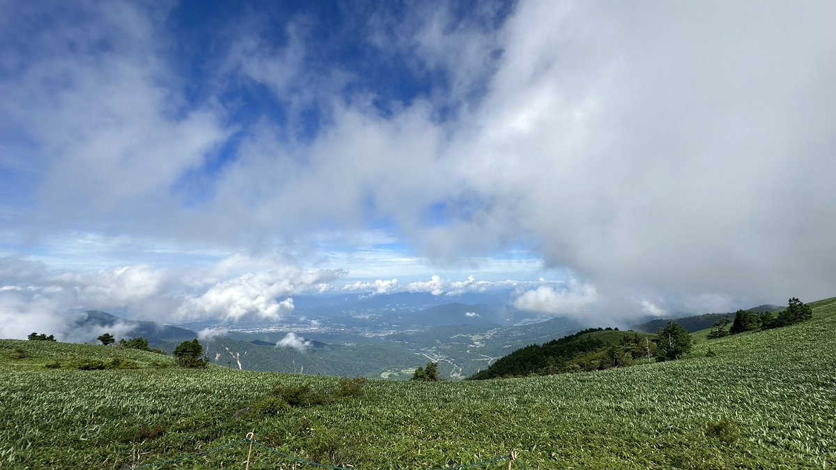 SMS_BKS's tweet photo. 山頂登って写真撮ろうと思った時には雲だらけで綺麗な写真を一緒に撮れなかったからせめてウマいメシでも一緒に食べてくれって思い
#雨庭やえ
#月白累
#黒燿リラ
#dev_e https://t.co/Zf9btI2AIO