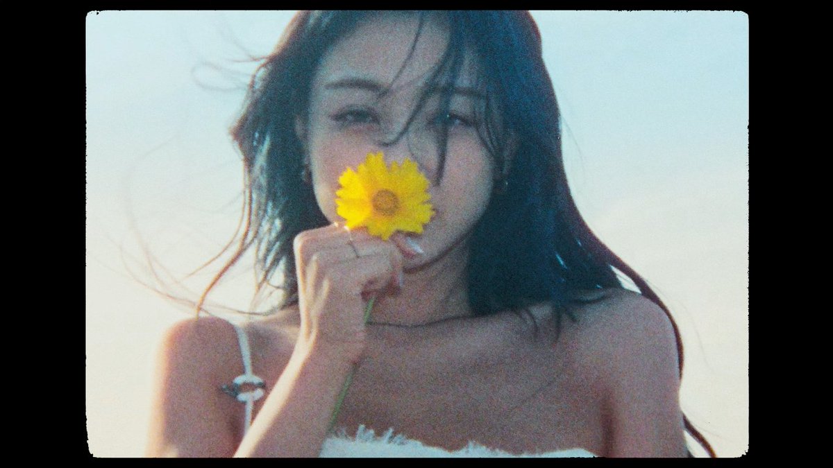 twicepic's tweet photo. jihyo on a film camera 📸 https://t.co/p87meiYu3f