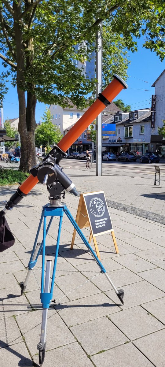aak_kassel's tweet photo. Vergangenen Fr 11.8. boten einige Vereinsmitglieder Passanten einen Blick auf die Sonne im H-Alpha Licht an.

Einige Interessierte lernten so die Sternwarte und den Verein kennen. https://t.co/q7bsCFbNFw
