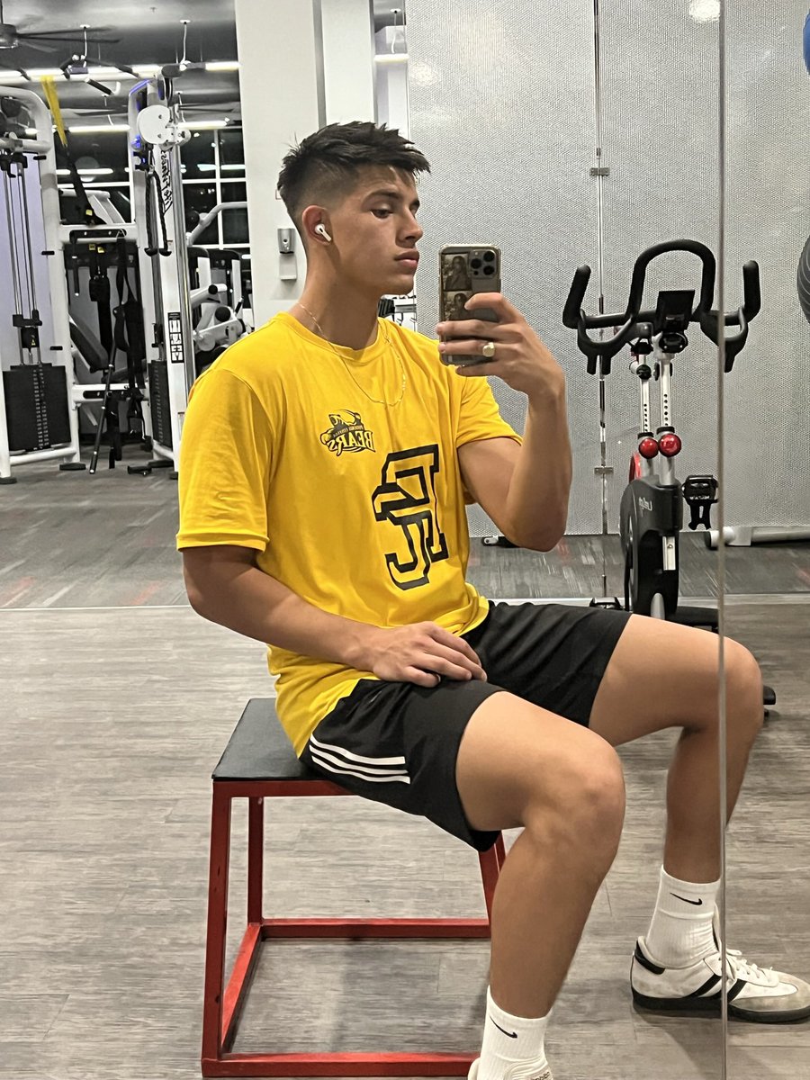 Poser