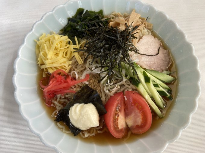 なんとか30分待ちくらいでありつけました。冷やし中華はちょい甘めのタレなので自分は冷たい中華を…今年初ですがラー油がプラスされてて後味ピリ辛に。個人的には無い方がいいけど、ガツンとした味求める県外客なんかには受けがいいのかもなあ( '△`) 