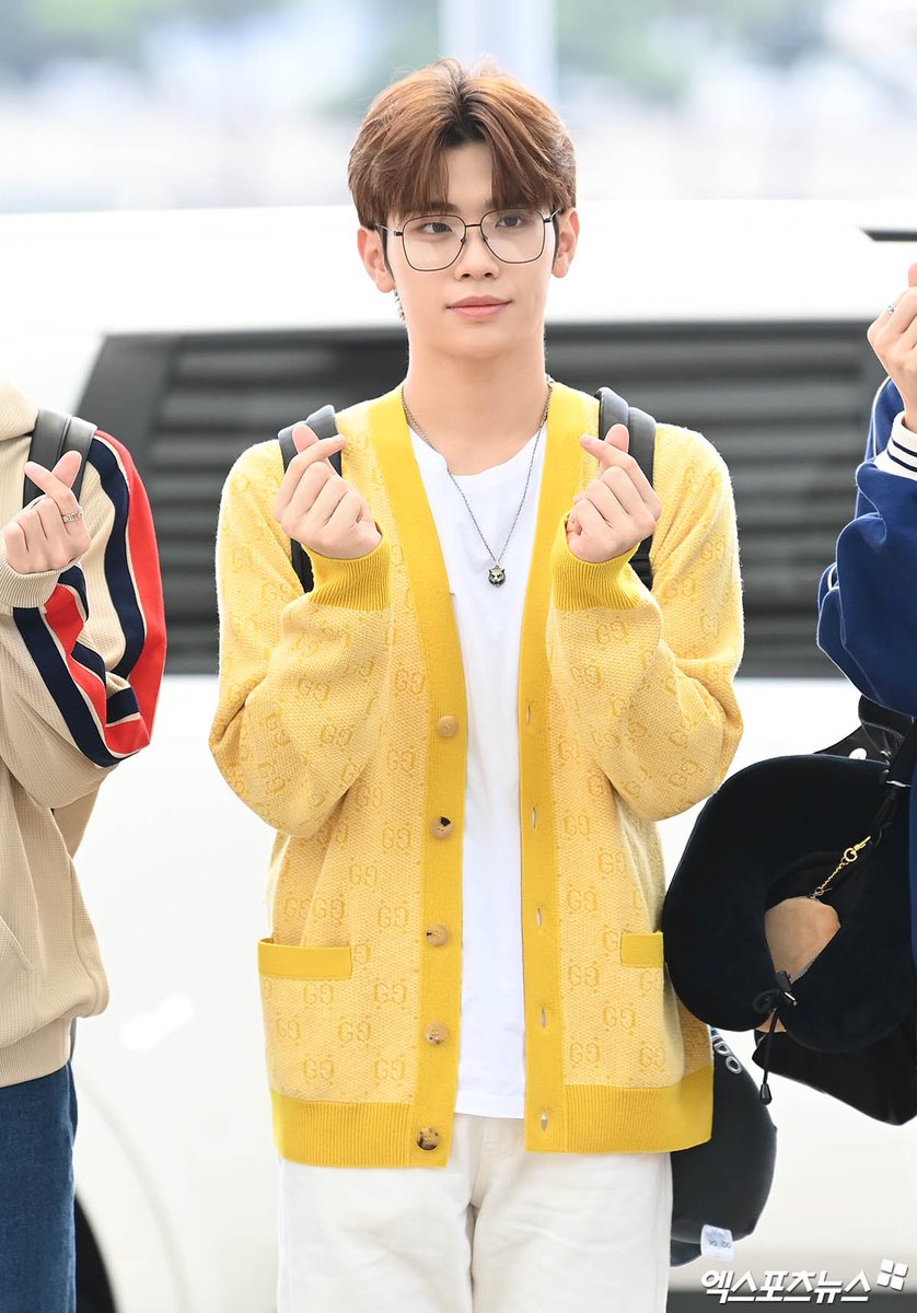taerae in yellow~ he looks so good