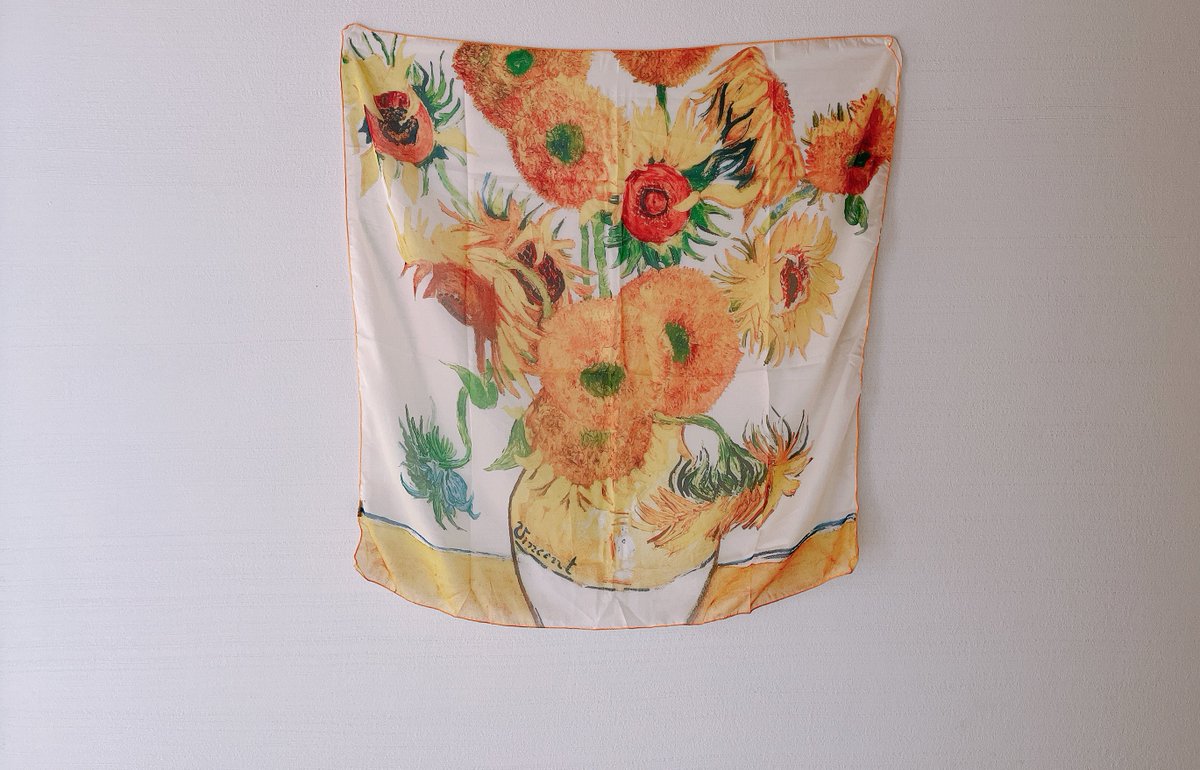 akirakekunote's tweet photo. ゴッホの「ひまわり」のスカーフ入手。壁に飾った🌻
秋には一緒に買った「夜のカフェテラス」を飾る。

部屋の壁を飾る時は布が好きだ…透け感とか柔らかさ、紙のポスターとかにはないものがある🏳

(作家の皆さま、スカーフとか布ものの作品を是非お願いいたしますの顔) https://t.co/f1rU7kPtzZ