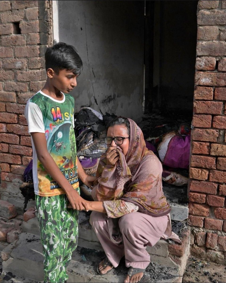 SaherShahRizvi1's tweet photo. This image of this Christian boy wearing special dress for Independence day, consoling her crying mother, should be enough to shake the dead conscience of this nation.

I strongly condemned this extremism..😰 https://t.co/uMWGeO1gp9