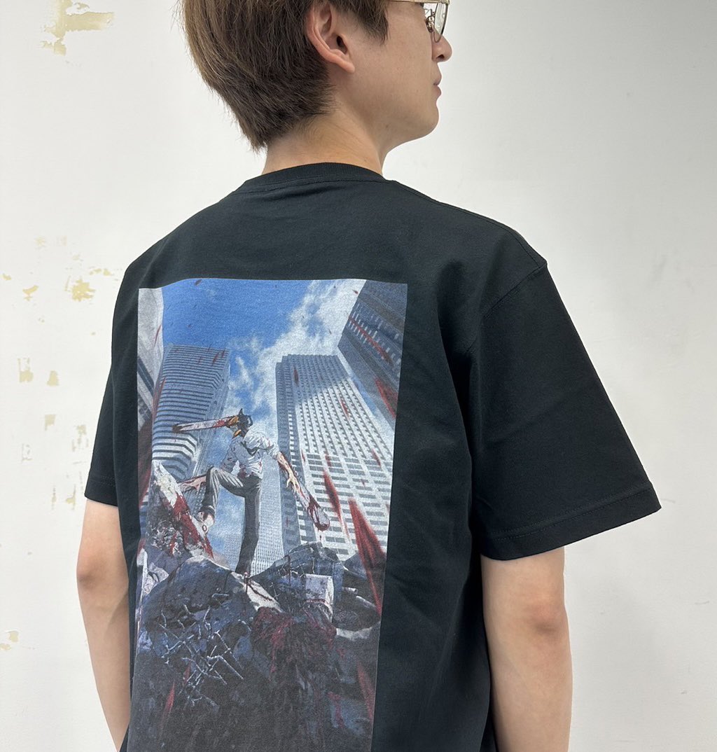 t_miyata_kmf2's tweet photo. アニメTシャツを世界一COOLに着こなす男になるぜーーー！！！

今日はチェンソーマン！！

堂々と事務所に入っていくぜ！！

裏面もかっこいいよ！ https://t.co/EmNbtxQxM4