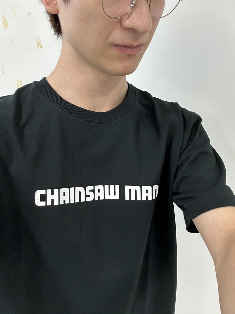 t_miyata_kmf2's tweet photo. アニメTシャツを世界一COOLに着こなす男になるぜーーー！！！

今日はチェンソーマン！！

堂々と事務所に入っていくぜ！！

裏面もかっこいいよ！ https://t.co/EmNbtxQxM4