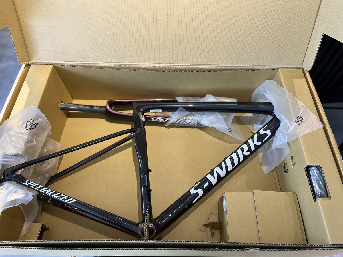 KENGAMES15's tweet photo. S-WORKS TARMAC SL8 GET.

【Color】
GLOSS CARBON / VIAVI MAGANTA GOLD / CHAOS RED PEARL / WHITE グロスカーボン/マゼンタゴールド/カオスレッドパール/ホワイト

乗るのめちゃくちゃ楽しみ。 https://t.co/L8yrPzmoEI
