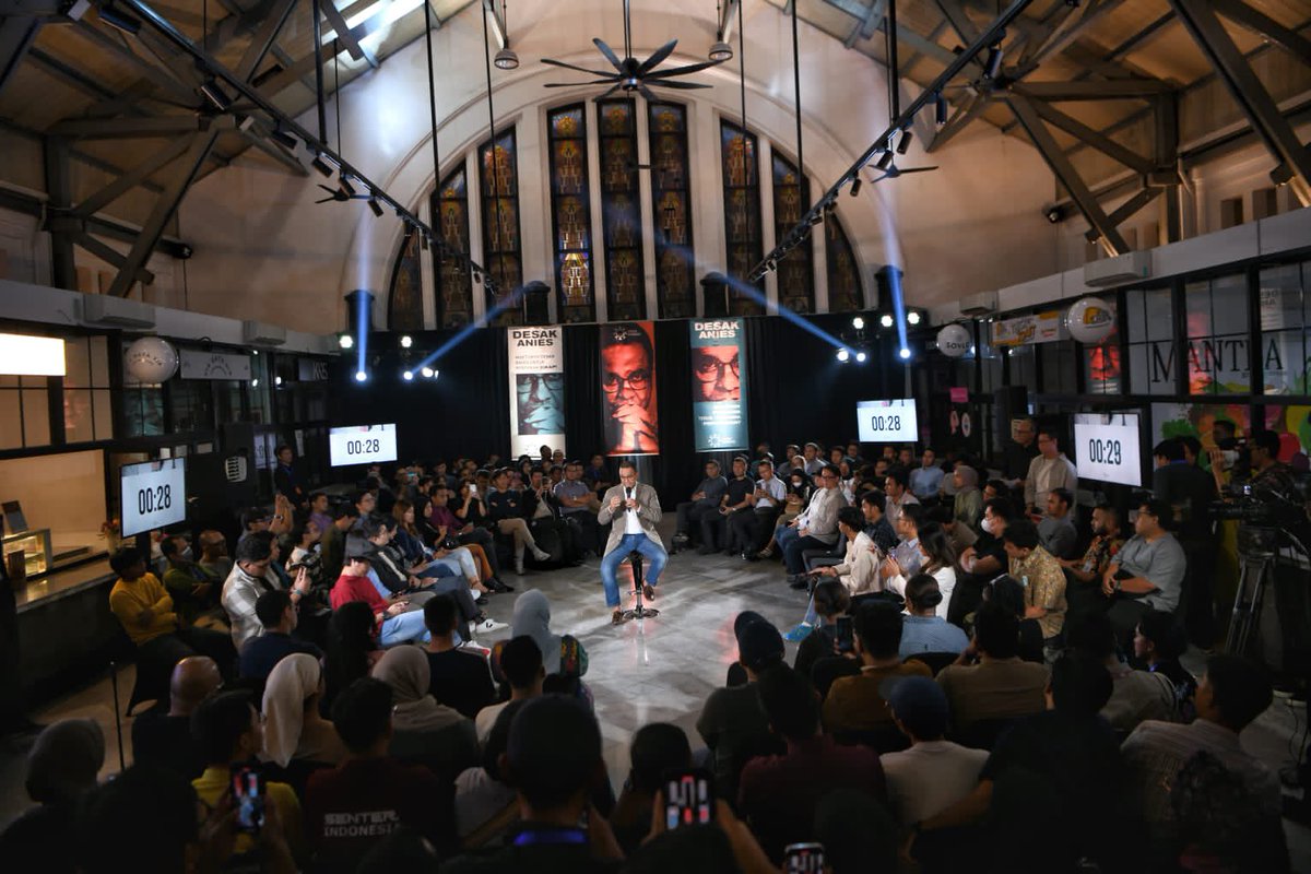 aniesbaswedan's tweet photo. Unscripted. Semua pertanyaan tidak saya ketahui sebelumnya, dan keras! Itulah yang saya hadapi di acara Desak Anies. Dan ratusan teman-teman muda yang hadir juga menyampaikan secara apa adanya. Jadi saya salut kepada mereka yang hadir dan berani menyampaikan pertanyaan-pertanyaan yang selama ini menghiasi kolom komentar sosmed saya.

Terima kasih Ubah Bareng yang sudah menyelenggarakan acara ini. Rekaman Desak Anies akan ditayangkan ulang sore ini pukul 15.00 di @KompasTV. Semoga bisa menjawab rasa penasaran teman-teman juga.