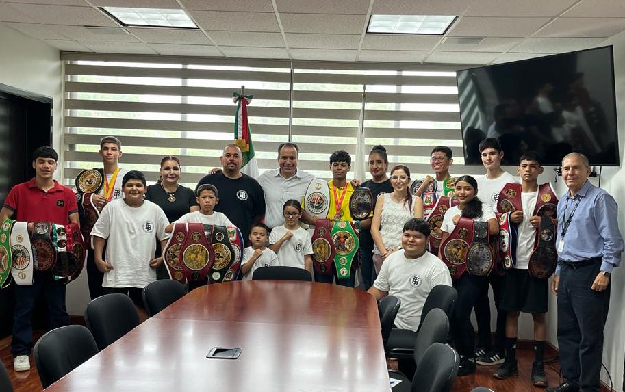 El equipo de boxeo Tyson club integrado por niñas y niños visitaron a nuestro Presidente Municipal <a href="/tonoastiazaran/">Antonio Astiazarán</a> donde emocionados le platicaron que irán representando a Hermosillo en el torneo estatal de boxeo. 

¡Vamos con todo Campeones!🏅🥊

#hermosillocreceeneldeporte