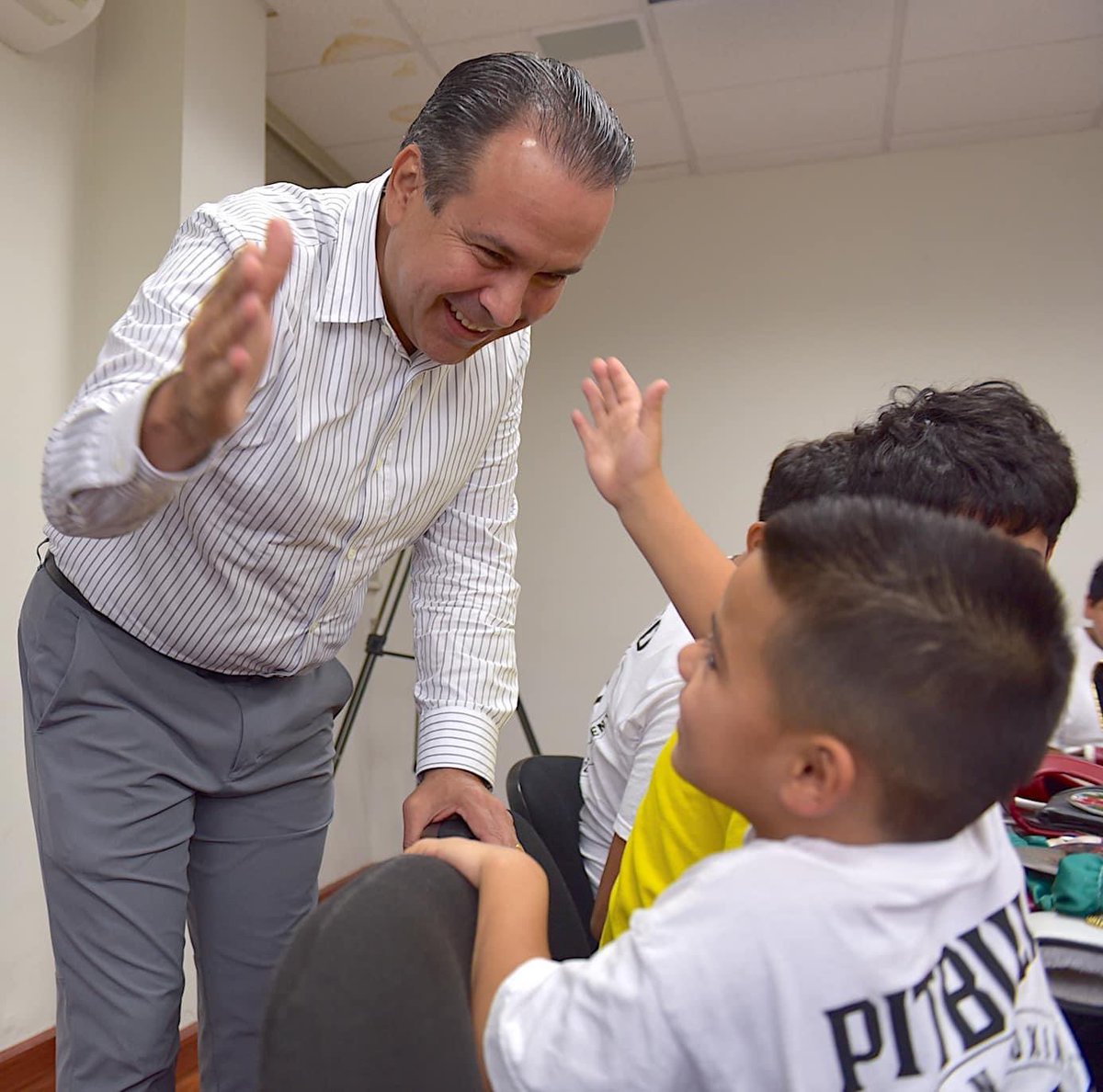 ZulmaGal's tweet photo. El equipo de boxeo Tyson club integrado por niñas y niños visitaron a nuestro Presidente Municipal @tonoastiazaran donde emocionados le platicaron que irán representando a Hermosillo en el torneo estatal de boxeo. 

¡Vamos con todo Campeones!🏅🥊

#hermosillocreceeneldeporte https://t.co/YxDQuhUQnQ