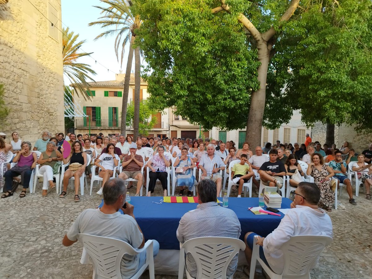 joancollet1's tweet photo. Molt content i agraït de la presentació d'#UnpagésalParlament, ahir a #Montuïri. Gràcies als presentadors en #JoanVerger i en @peresampolmas, a l'@ajmontuiri, la seva batlessa @AmengualPaula i sobretot a totes les amigues, amics i família que me van acompanyar. https://t.co/KQylgVJByc