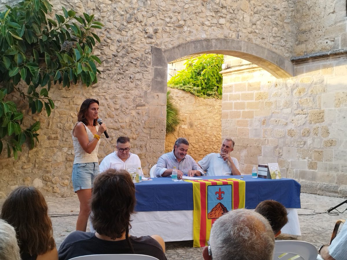 joancollet1's tweet photo. Molt content i agraït de la presentació d'#UnpagésalParlament, ahir a #Montuïri. Gràcies als presentadors en #JoanVerger i en @peresampolmas, a l'@ajmontuiri, la seva batlessa @AmengualPaula i sobretot a totes les amigues, amics i família que me van acompanyar. https://t.co/KQylgVJByc