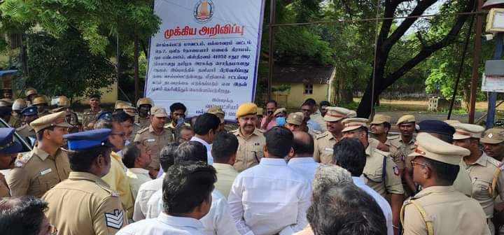 pmkbaskaran's tweet photo. எவ்வளவு வன்மம் இருந்தால் இப்படி ஒரு செயலை செய்து இருப்பார்கள் 

அவசர அவசரமாக வன்னியர் சங்க கம்பத்தை அகற்றி வன்னியர் சங்க பலகையை வன்னியர் சங்கம் என்ற பெயரை மை வைத்து அழிக்க 

அங்கு தங்கி படித்து வந்த மாணவர்கள் அவசர அவசரமாக வெளியேற்ற என்ன கா

தமிழக அரசை வன்மையாக கண்டிக்கிறோம் https://t.co/dCtltii09c