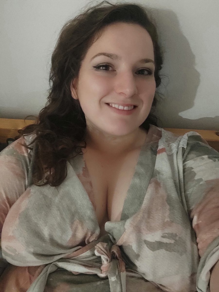 tereziella's tweet photo. 🥰😊
#bbw #goodmorningpicture #brunette #smile #bobes https://t.co/U5UATYdmEU
