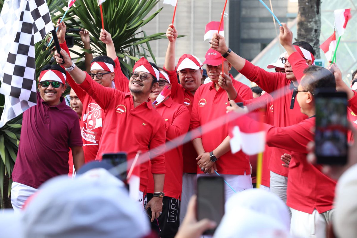 BarantinRI's tweet photo. Bambang, Ka @barantan_ri  beserta jajaran eselon 1 lingkup @kementan_ri dampingi Menteri Pertanian @syahrulylimpo pd puncak perayaan HUT RI di Kantor Pusat Kementan, Jumat (18/8)

Dengan rangkaian giat FunWalk, Senam, Musik dan DoorPrize.

#HUTRI78
#PertanianJago #IndonesiaKokoh https://t.co/rghqvPb8Ux