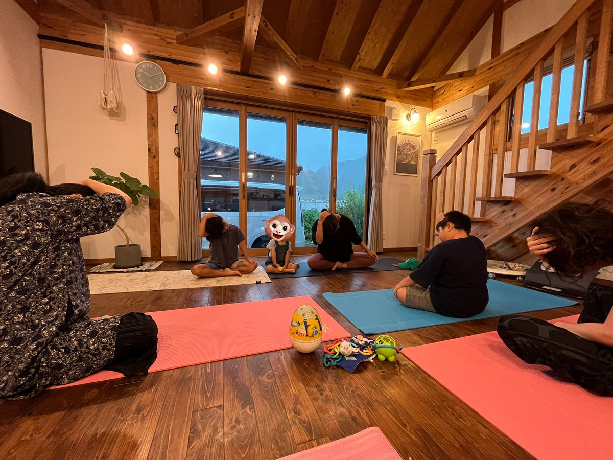 hitton16jp's tweet photo. yoga×artの日

子どもたちも参加して可愛いプラバンを製作〜今日は皆ブローチに！

もうすぐ夏休みも明けるね🌻
#yogart https://t.co/iY55Mns78P