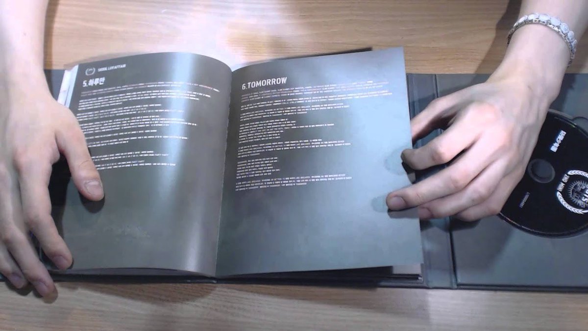 epiphanq's tweet photo. the way yoongi has been an unboxing king since day one https://t.co/gBgfBvSFtl