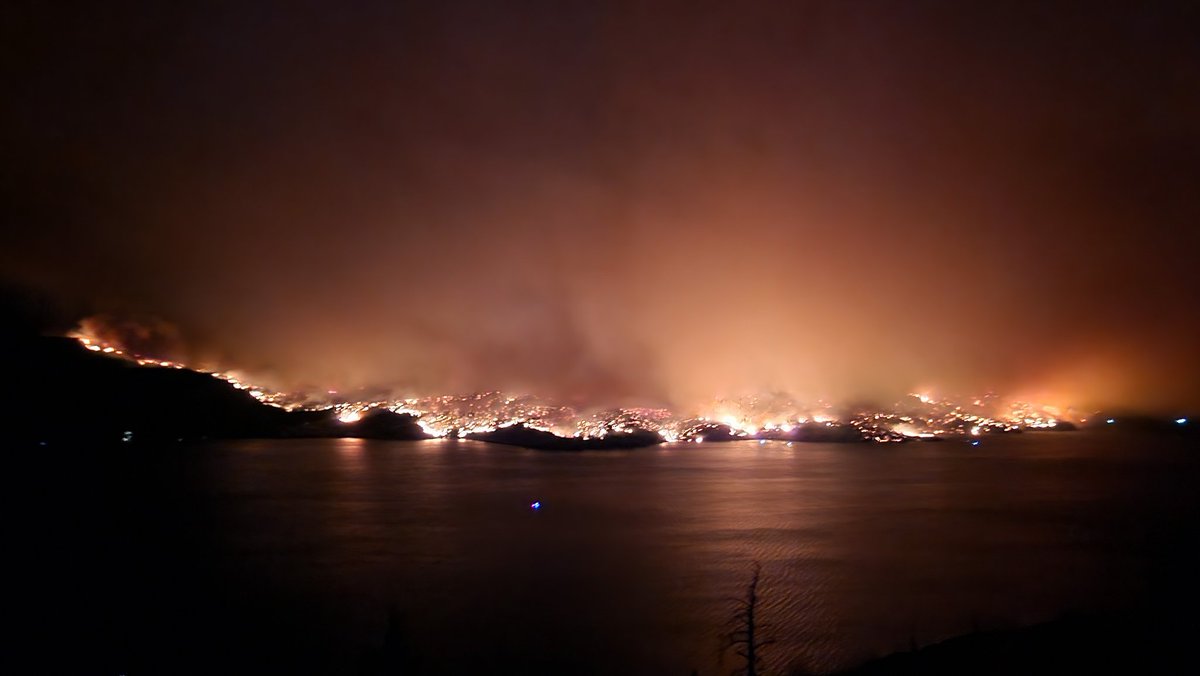 BadWeatherKyle's tweet photo. Numerous homes on fire, with occasional deep booms coming from the west side of Okanagan Lake. #BCfire https://t.co/193T3AIh25
