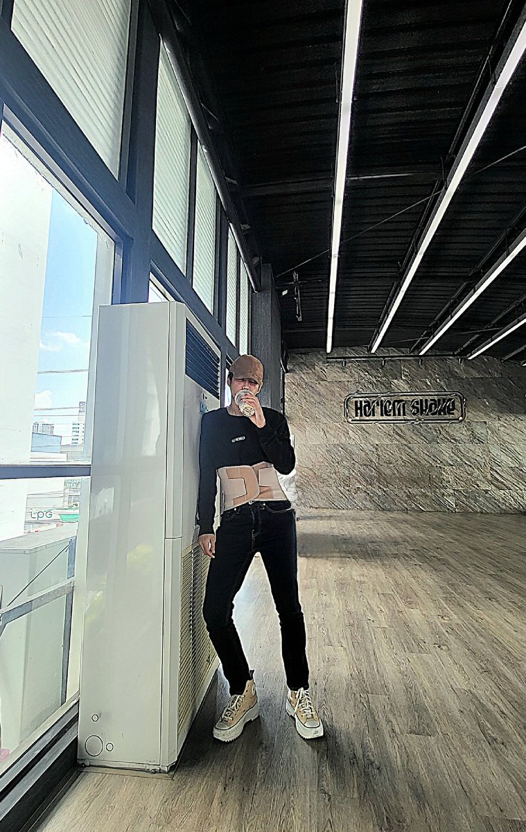 อัปเดตอาการเฮียจากอุบัติเหตุที่เขาใหญ่ ซี่โครงร้าว 1 ปีกกระดูกสันหลังหัก 4 ยังมีอาการปวดอยู่ แต่เพื่องานที่รับไว้แล้ว เฮียก็สู้พร้อมเกราะ😅  ส่งกลจ ให้เฮียด้วยนะคะ🤗
#เป๊กผลิตโชค 
#PeckPalitChoke