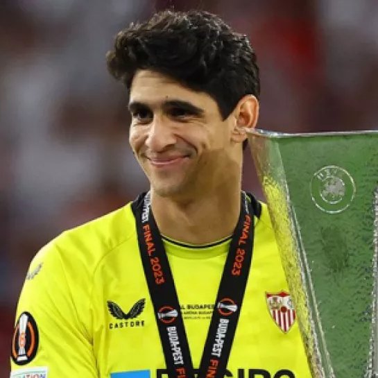 SalmonPalangana's tweet photo. Portero no solo que dio muchos puntos sino que su mejor nivel vino cuando había que dar títulos. Lo normal es que nunca veamos nada igual. 
Con 32 años y siendo élite mundial, jamás tuvo un contratazo como el que le viene. Gloria eterna a quien gloria te dio.
Honor a ti Yassine. https://t.co/nDxtq8xFmA