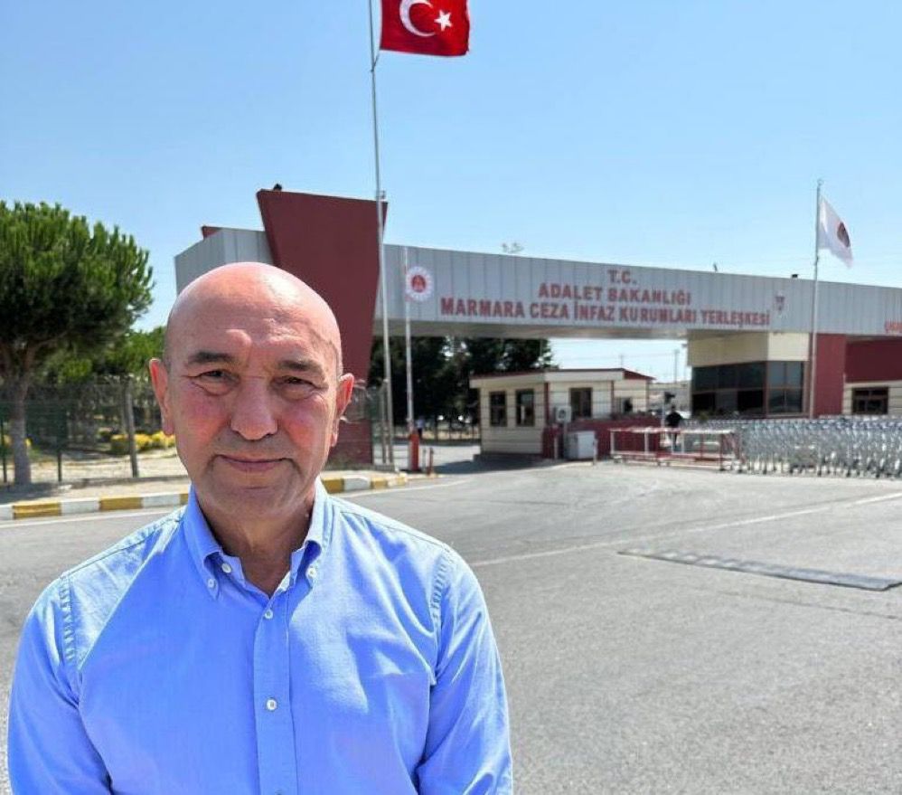 CHP’li İzmir Büyükşehir Belediye Başkanı Tunç Soyer, PKK terör örgütü elebaşı Abdullah Öcalan’a destek verdiği için tutuklanan Merdan Yanardağ'ı cezaevinde ziyaret etti ...... 😡😡😡