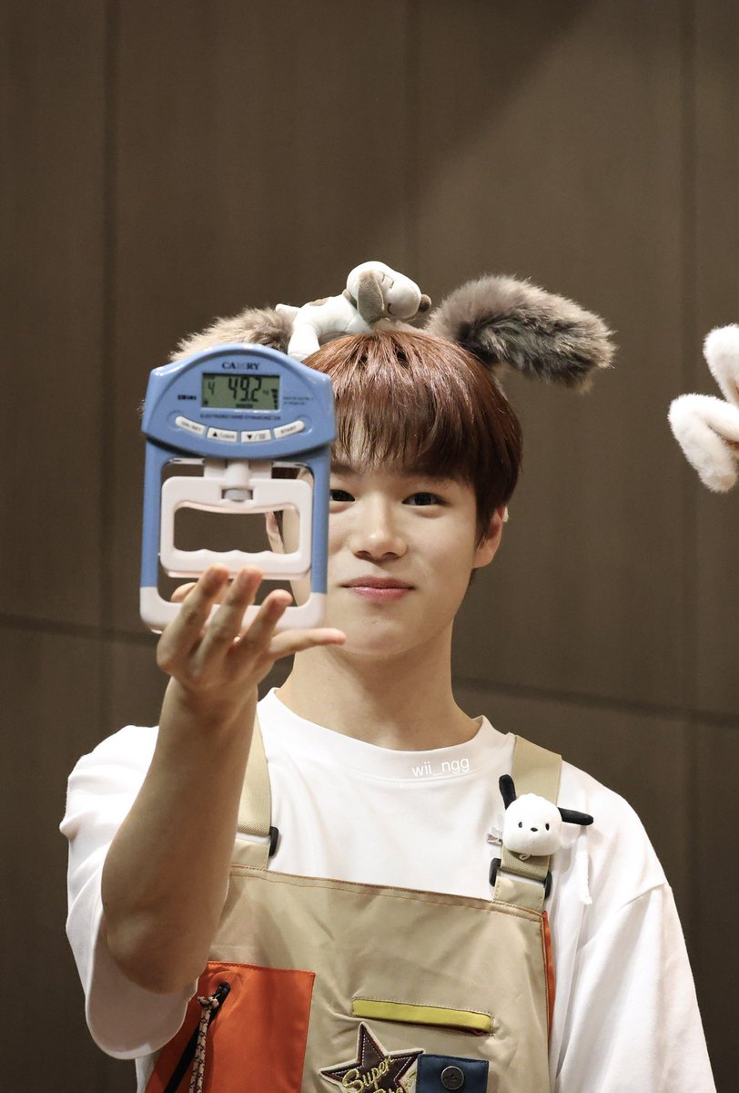 악력자랑대회⸝⸝ ᷇࿀ ᷆⸝⸝

#더윈드 #김희수