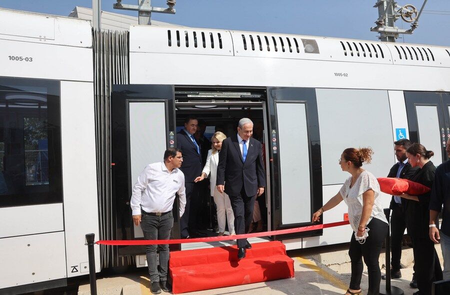 CGMeifangZhang's tweet image. The #China-built, first #lightrail in Tel Aviv, #Israel, starts commercial service on Friday. The 24-km Red Line project has 34 stops, expected to connect Tel Aviv with other cities and handle 234,000 commuters daily. #BeltandRoad