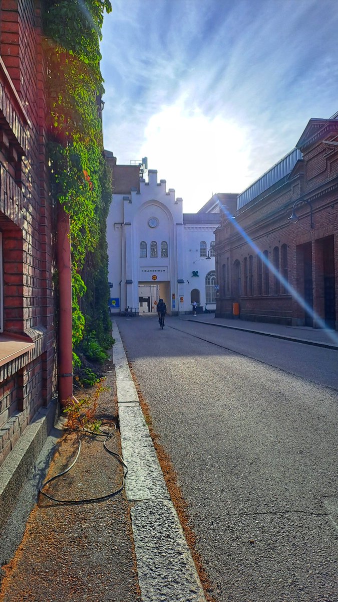 ForstenTuuli's tweet photo. Hyvää huomenta Finlaysonin tehtaan portilta
@trefinsku 
Katumaalauksia pitkin konttorille..
Täällä Finskulla vielä tänä viikonloppuna jatkuu FAA, Finlayson Art Area @ArtFactoryFin 
On se tass hieno.
Hyvää perjantaita ☀️ https://t.co/hjnvLcehCK