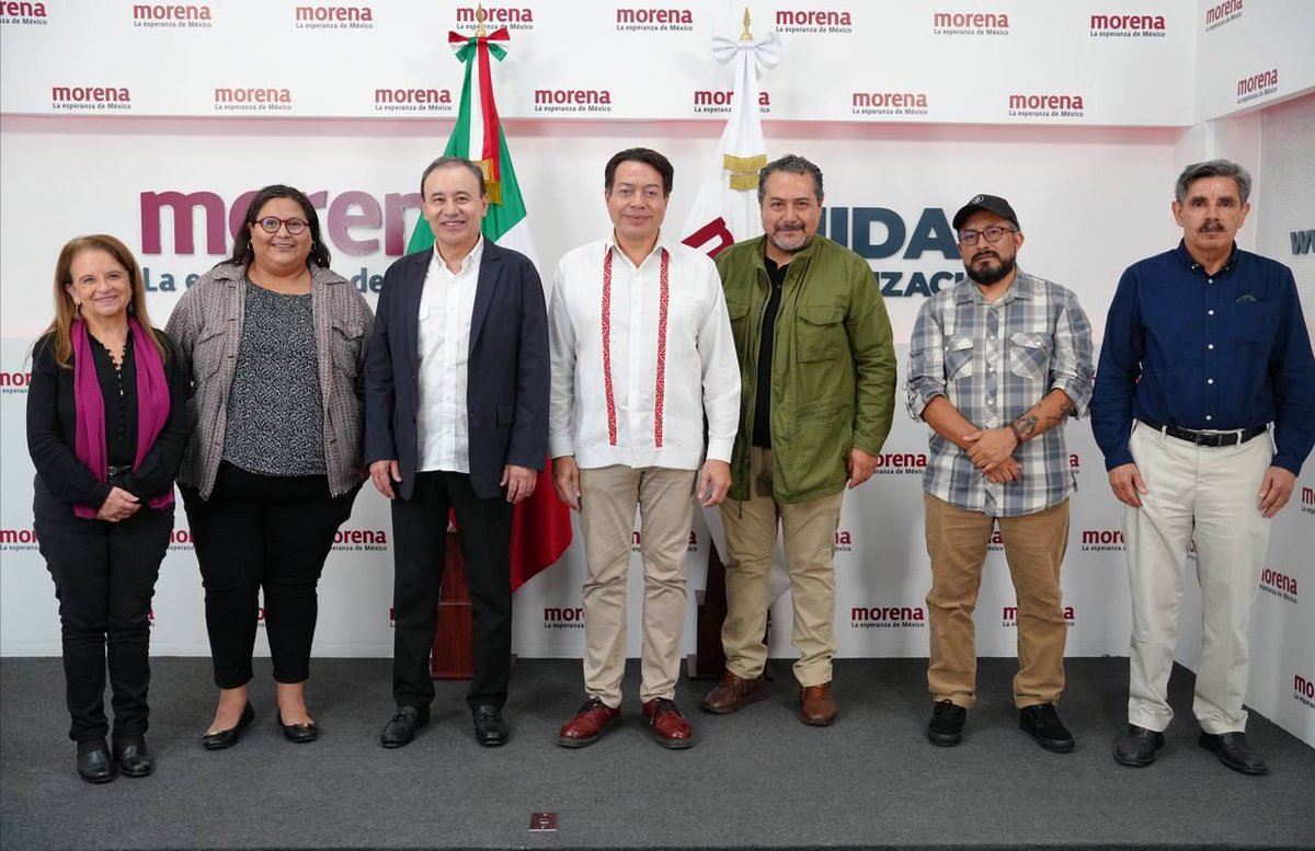mario_delgado's tweet photo. Hoy la Comisión Nacional de Elecciones de @PartidoMorenaMx llevó a cabo el sorteo que mandató el Consejo Nacional para seleccionar a cuatro casas encuestadoras que deberán acompañar el ejercicio de nuestro partido para seleccionar al coordinador o coordinadora de la Defensa de la #4T.   

Seguimos trabajando para fortalecer nuestro proceso interno; que sea incluyente, transparente y que dé certidumbre a todas y todos los participantes. Nada ni nadie se interpondrá en una decisión que solo le corresponde al pueblo de México. #UnidadYmovilización