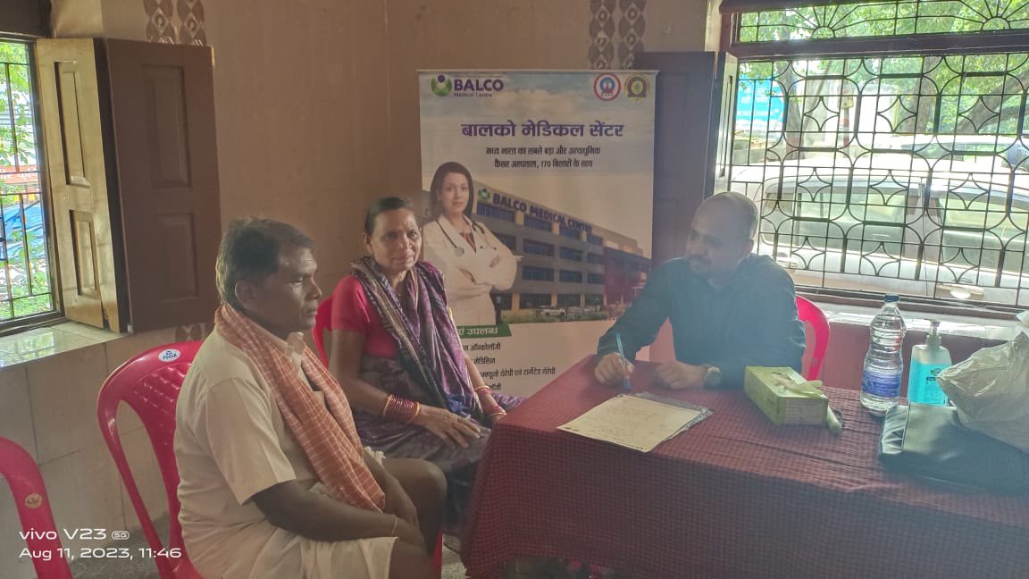 BalcoMedical's tweet photo. BMC joined hands with Bharti Sewa &amp; Kesharwani Sewa Samiti, Sarangarh, to organize a free cancer screening camp. Dr. Dipanjan Biswas, Senior Consultant at BMC, examined 24 patients; 3 were referred for further treatment.

#BMCRaipur #VMRF #cancerhospital #BalcoMedicalCentre https://t.co/0MoU2G7o66