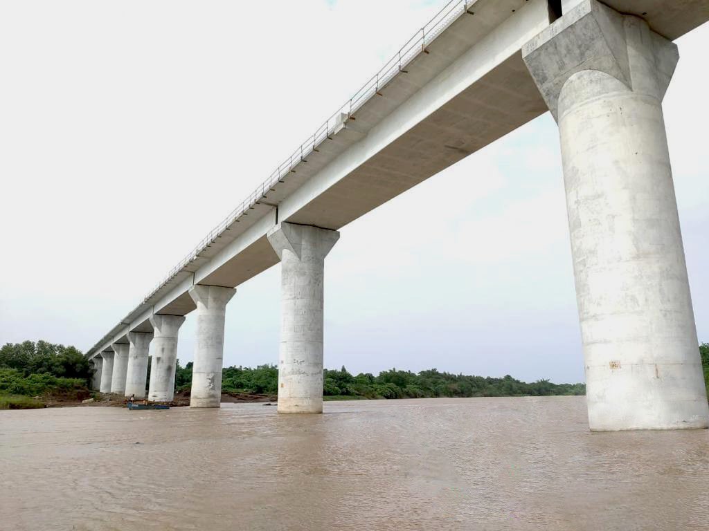 RailMinIndia's tweet photo. Deploying a new pace for the #BulletTrain Project, work across the MAHSR Corridor gathers momentum with the successful completion of a River Bridge on the Auranga River in Valsad district, Gujarat. https://t.co/DueWC76NQ0