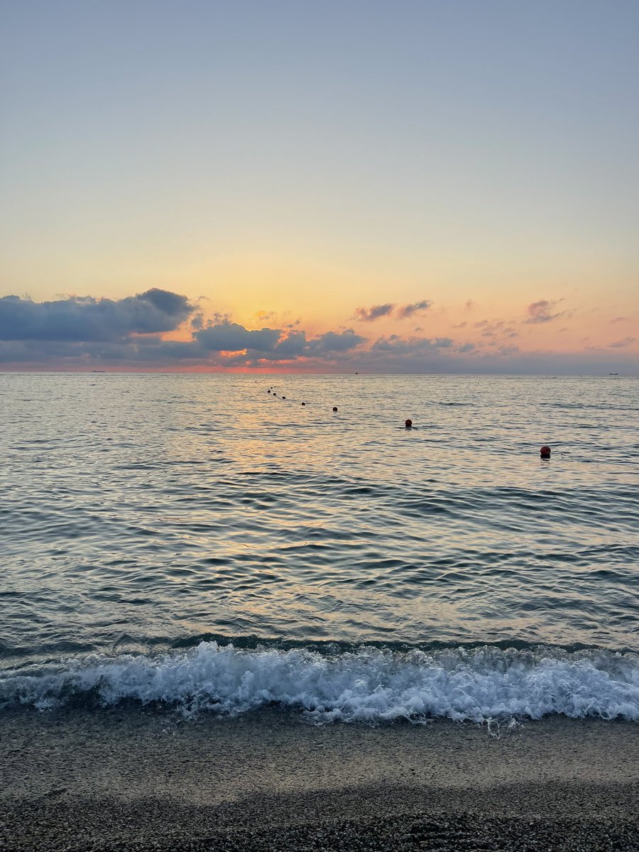Qui la #natura dipinge ogni sera tramonti che rubano il respiro. #Palmi, #Calabria.
