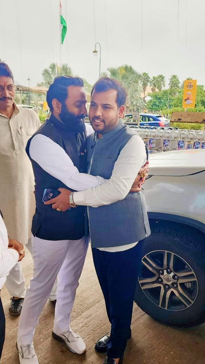 vstomarofficial's tweet photo. केंद्रीय कृषि मंत्री एवं वरिष्ठ भाजपा नेता @nstomar जी के सुपुत्र @BJPPPST जी के रायपुर आगमन पर उनसे आत्मीय भेंट कर छत्तीसगढ़ की पावन धरा पर उनका स्वागत किया।
#narendrasinghtomar #prabalpratapsinghtomar #cgblogger #cgblog #cgnews #raipurian #raipurdiaries #raipurblogger https://t.co/XdCoUr44rC