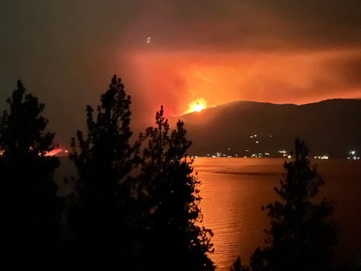 waxyredcrayon's tweet photo. McDougall Creek fire in West Kelowna viewed from Lake Country. Wind is picking up. Lots of ash falling from the sky. 
#BCfire #WestKelowna #wildfires #okanagan #McDougallCreekWildfire https://t.co/rQhlDXlCOO