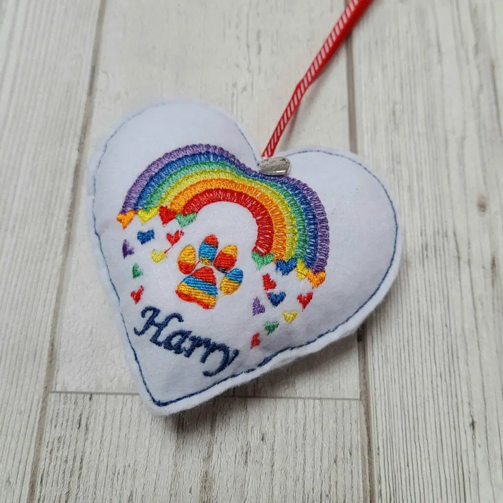 Saying goodbye to a beloved pet is devastating 💔

These beautiful handmade rainbow bridge hearts are a lovely way to remember a special furry friend 🌈

dotty4paws.co.uk/product/person…

#Earlybiz #MHHSBD <a href="/MolleCollection/">Kass Molle 🇺🇦</a>