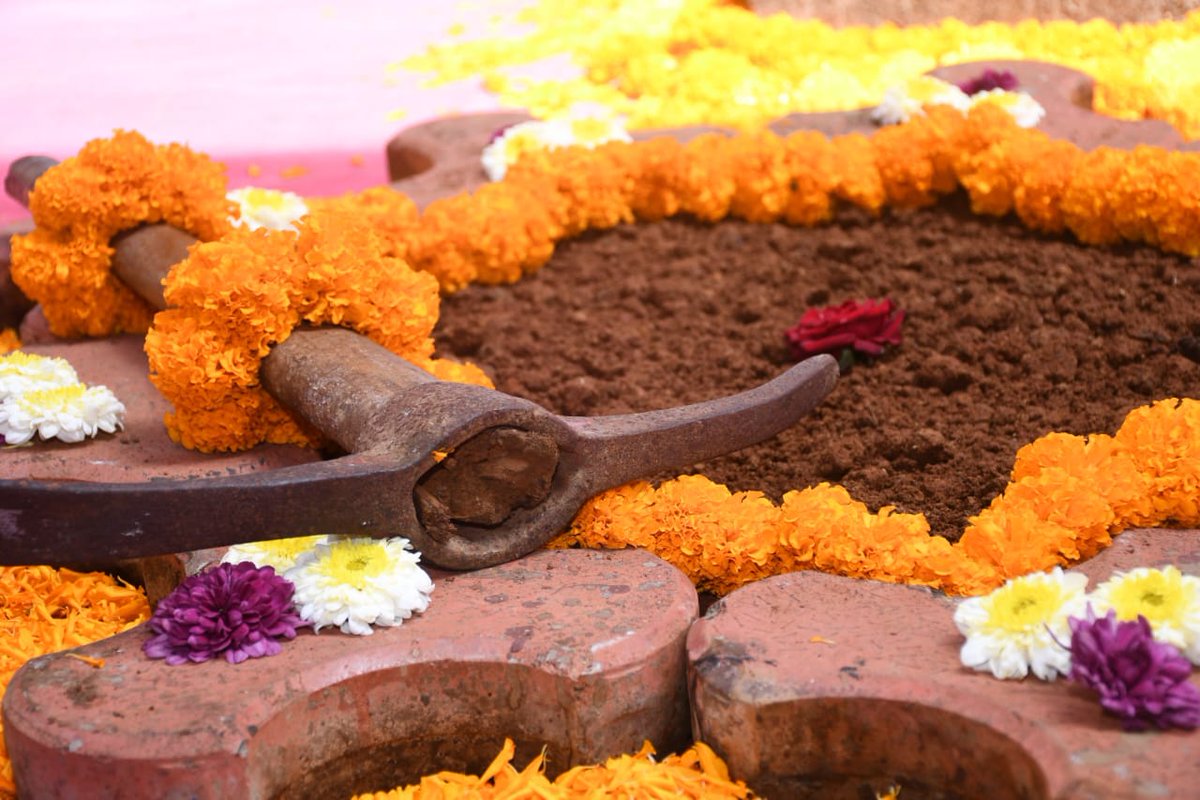 ShelarAshish's tweet photo. Initiated the Bhoomipoojan ceremony of beautification of Mahim Junction today at Mahim Junction Island. This beautification work would be a significant step towards progress and development for our community.
@BJP4Mumbai
#MahimJunction #Beautification #Mumbai #Development #Maharashtra #BJP